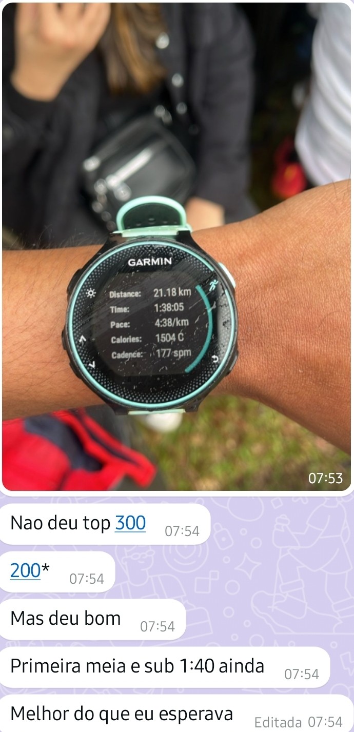 Foto do relógio com corrida de 21,18 km em 1:38:05. Mensagens: primeira meia e sub 1:40 ainda. Melhor do que eu esperava.