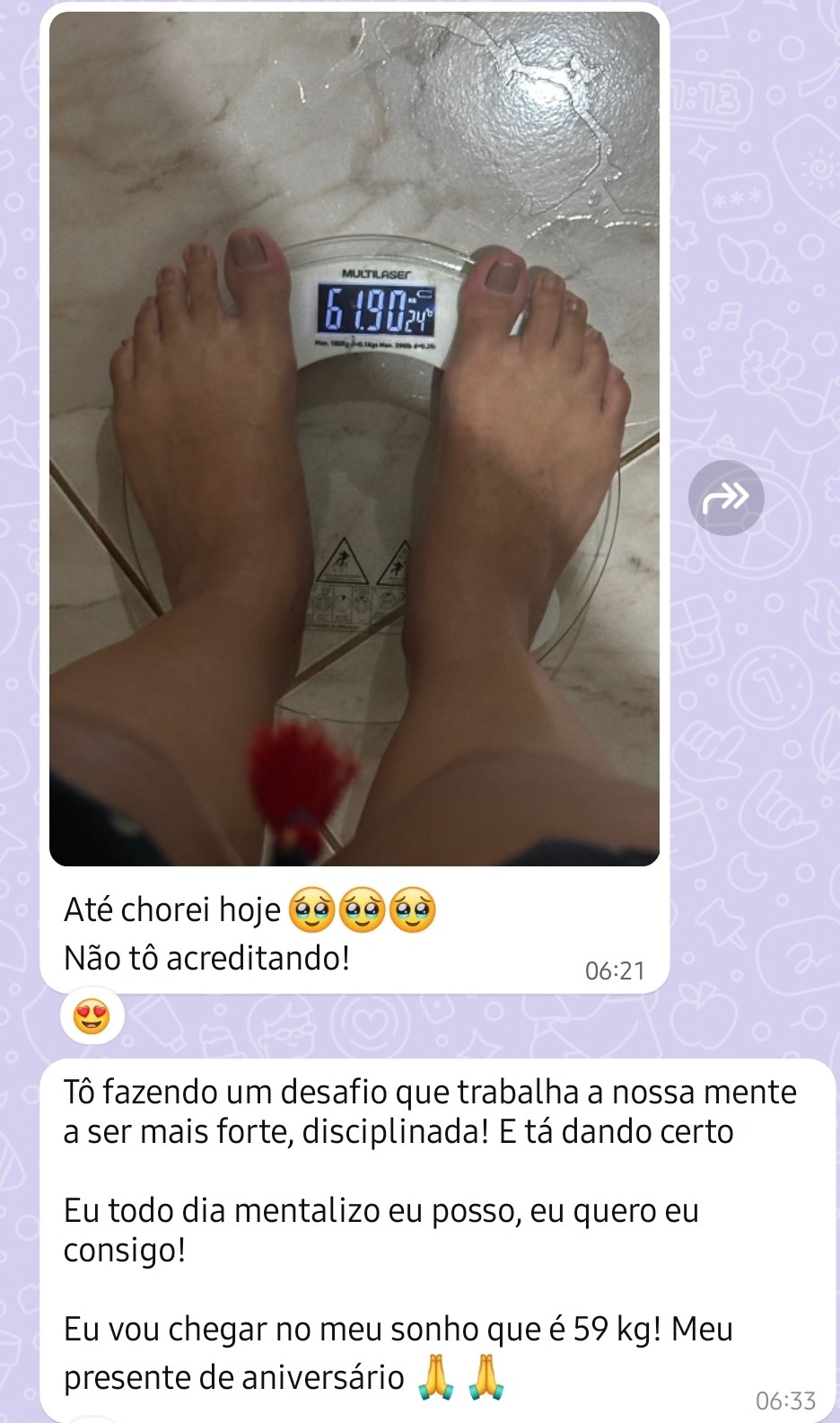 Foto de balança e mensagens: até chorei hoje, não tô acreditando. A paciente relata que está dando certo e que deseja chegar a 59 kg.
