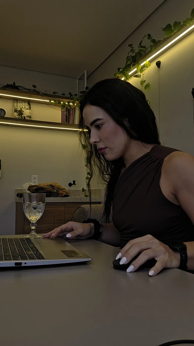 Rayanne Fonseca trabalhando no computador em seu consultório